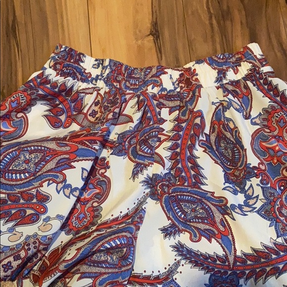 Flowy patterned shorts - Picture 2 of 2